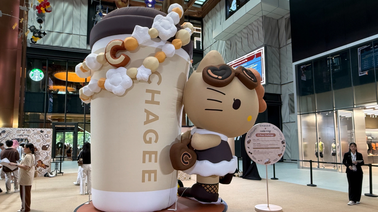 พาเช็กอิน CHAGEE สาขา One Bangkok เจอน้อง Hello Kitty ผิวแทนไซซ์ยักษ์ พร้อมเมนูใหม่รับสิ้นปี