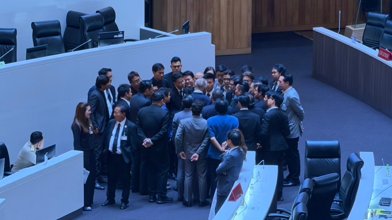 "ไชยชนก" ปรี่เข้าคุย "เท้ง-โรม" คาดเคลียร์เหตุผล พรรคภูมิใจไทยโหวตผสมโรง สว.