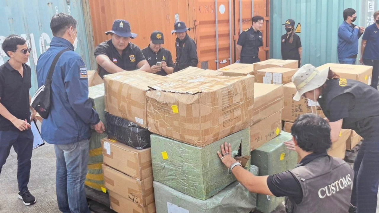 ศุลกากรค้นคอนเทนเนอร์ ท่าเรือคลองเตย ซุกบุหรี่ไฟฟ้า รวมมูลค่ากว่า 10 ล้านบาท
