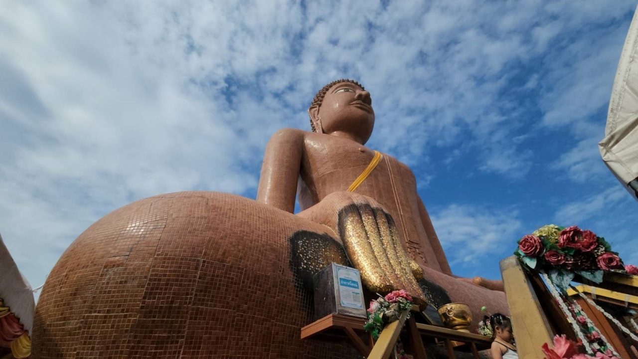 ร้านข้าวแกงยอดขายปัง มาถวายผลไม้แก้บน "หลวงพ่อสมหวัง" ไม่ลืมขอโชค "เลขเด็ด"
