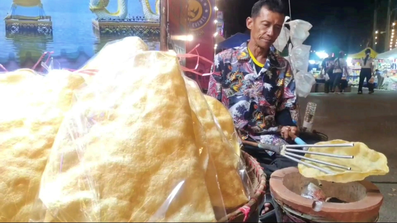 ย้อนวันวาน ข้าวควบยักษ์ ขนมโบราณคู่เมืองพะเยา ปิ้งเตาถ่านหอมกรุ่นรับลมหนาว