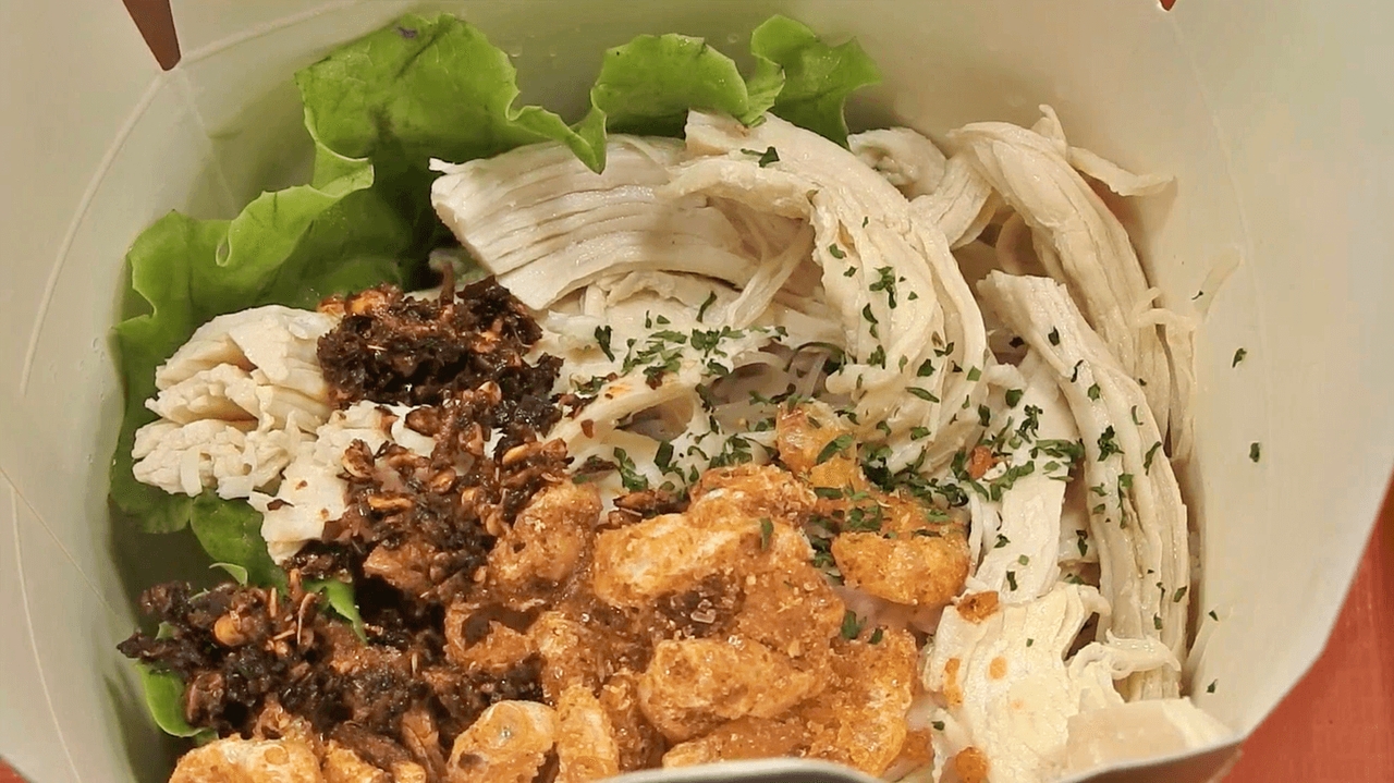 หมี่คลุกไก่ฉีกเจ๊นิว ร้านเด็ดสุโขทัย เส้นเหนียวนุ่ม-น้ำซอสฉ่ำ คิวแน่นถนนคนเดิน