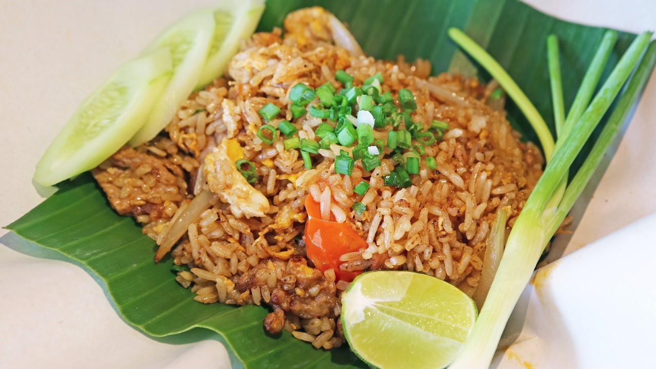วิธีทำข้าวผัดรถไฟ ใส่อะไรบ้าง เปิดสูตรเด็ด อร่อยระดับตำนาน