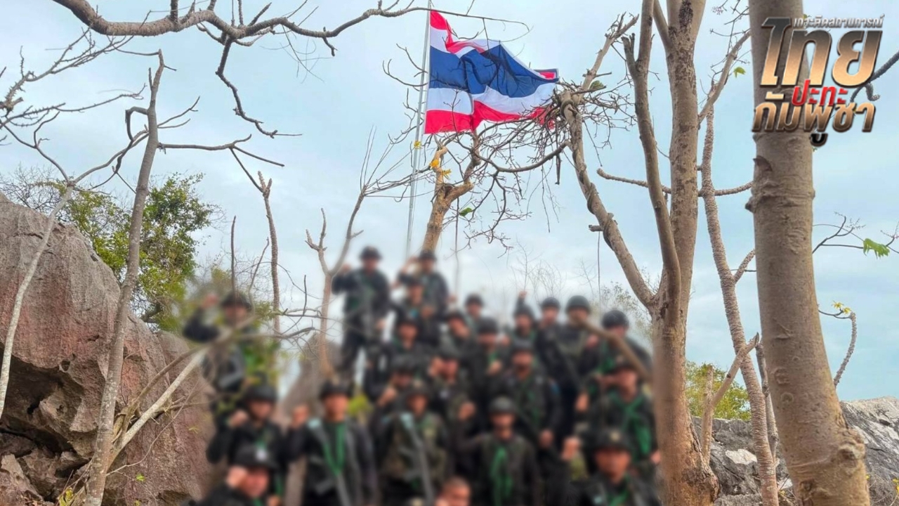 ทหารพรานเดินเท้าขึ้น “เนิน 323” เชิญธง-ร้องเพลงชาติ ตอกย้ำอธิปไตยไทย