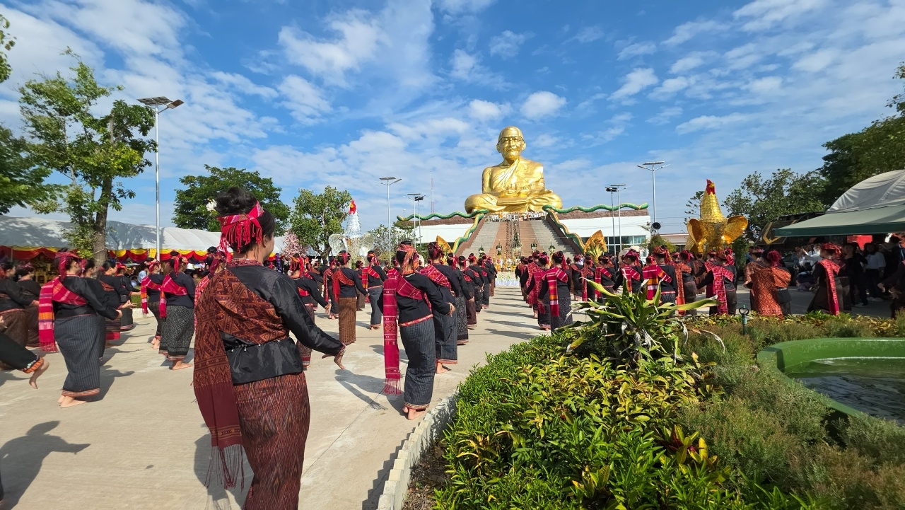 รำบวงสรวงครบรอบ 4 ปี รูปปั้น "หลวงปู่ศิลา" จุดธูปมงคล ได้เลขเด็ดงวดนี้