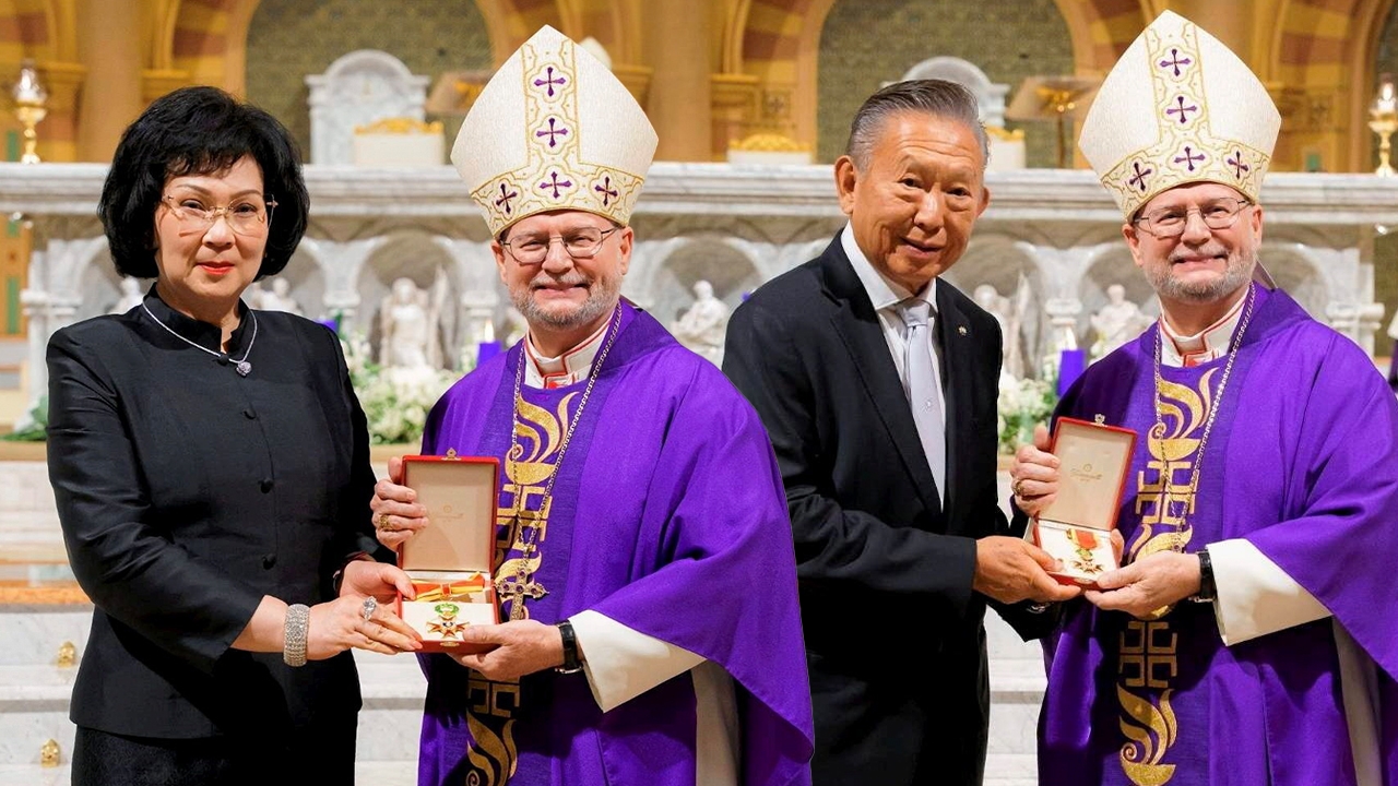 หมุดหมายมิตรภาพระหว่างศาสนาในประเทศไทย โป๊ปเลโอที่ 14 พระราชทานเครื่องอิสริยาภรณ์ผู้มีคุณูปการ