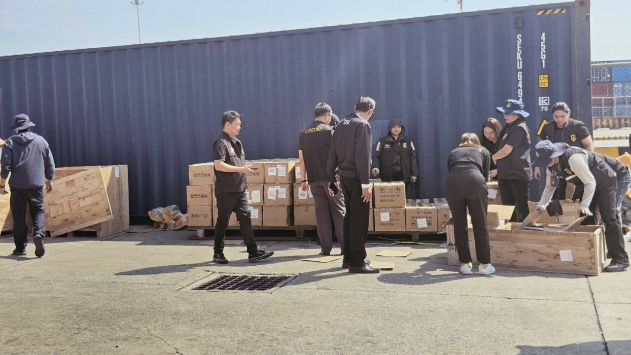 ตรวจยึดบุหรี่ไฟฟ้าซุกตู้คอนเทนเนอร์ 46,260 ชิ้น มูลค่ากว่า 10 ล้านบาท