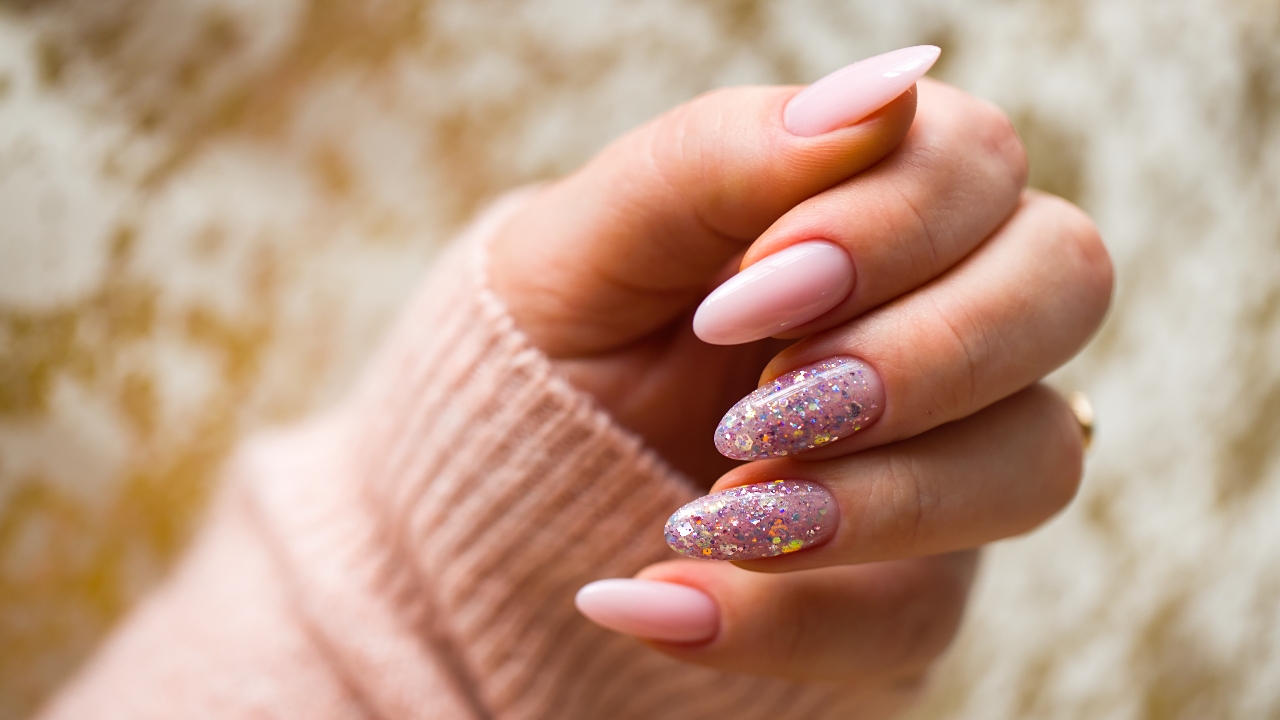 สีเล็บมงคล 2569 ตามวันเกิด ทาสีไหนดี เสริมดวงรุ่ง ขับผิวสวย