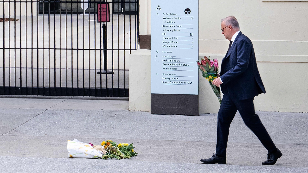 ซิดนีย์ลดธงครึ่งเสา นายกฯ ออสเตรเลียวางดอกไม้ไว้อาลัยเหตุกราดยิงหาดบอนได