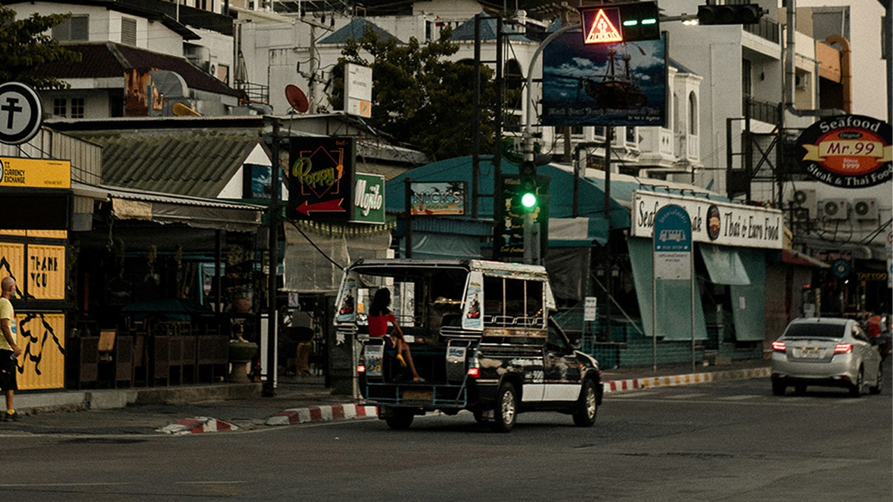 เกิดอะไรขึ้นกับคนไทย? เมื่อเศรษฐกิจถดถอย ทำให้คนหยุดซื้อ หยุดลงทุน และหยุดอนาคต