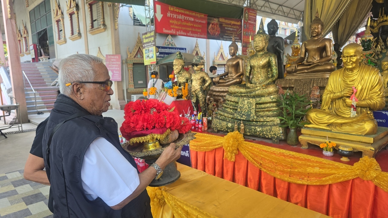 ศิลปินแห่งชาติรุ่นเก๋า มาทำบุญก่อนวันเกิด แถมได้ "เลขเด็ดงวดนี้" ไปลุ้นโชค