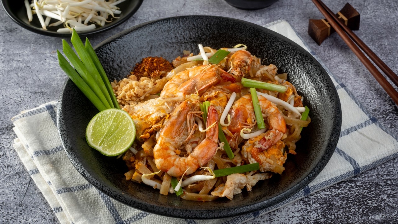 สูตรทำ "ผัดไทยกุ้งสด" เมนูอาหารจานเดียวอร่อยเด็ด ทำขายสร้างอาชีพ