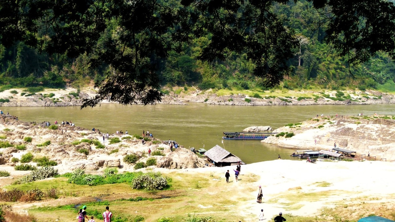 ชวนสัมผัสหมอกเหนือสายน้ำสาละวิน ล่องเรือชมแม่น้ำสองสี พักใจที่หาดทรายขาว Unseen แห่งแม่ฮ่องสอน