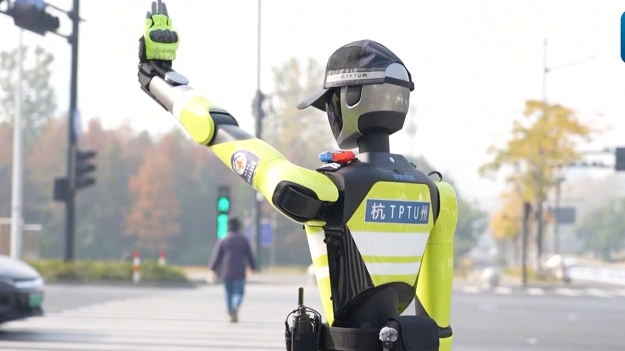 ล้ำไปอีก จีนใช้หุ่นยนต์ปฏิบัติหน้าที่ตำรวจจราจร ในเมืองหางโจว มณฑลเจ้อเจียง