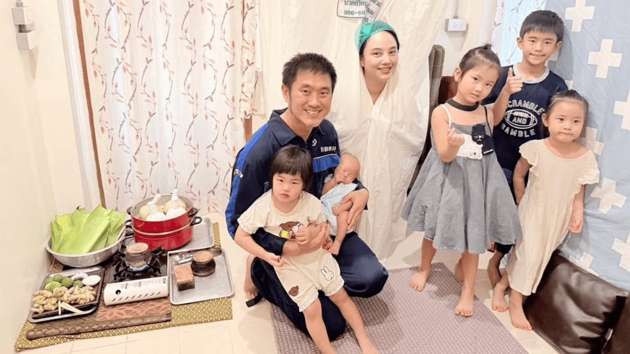 เปิดภาพครอบครัวสุดอบอุ่น กุญแจซอล คุณแม่ลูก 5 ขอบคุณพ่อแม่สามีที่มาช่วยดูแล