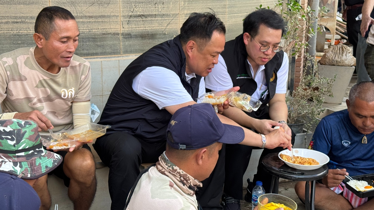 นายกฯ ล้อมวงกินข้าวกล่องกับเจ้าหน้าที่ อส. บอก “หรอยแรงแต่น้อยไปหน่อย” 