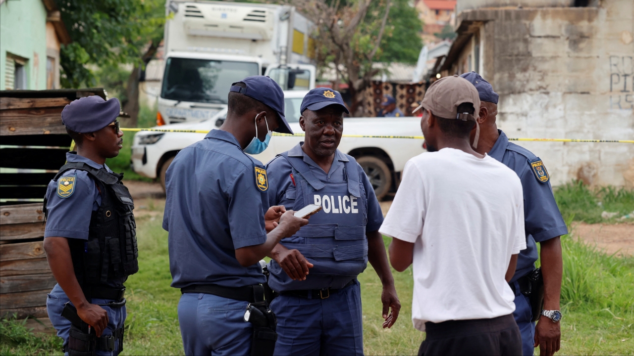 ช็อก กราดยิงบาร์แอฟริกาใต้ ดับ 12 ศพ รวมเด็ก 3 คน ยังจับมือปืนไม่ได้