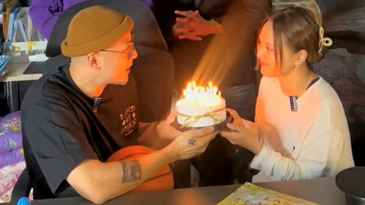 ตำรวจนัด "เวย์ ไทยเทเนี่ยม" พบ แจ้งข้อหาฉ้อโกง หลังโผล่เซอร์ไพรส์ ไลฟ์เบิร์ธเดย์ "นานา"