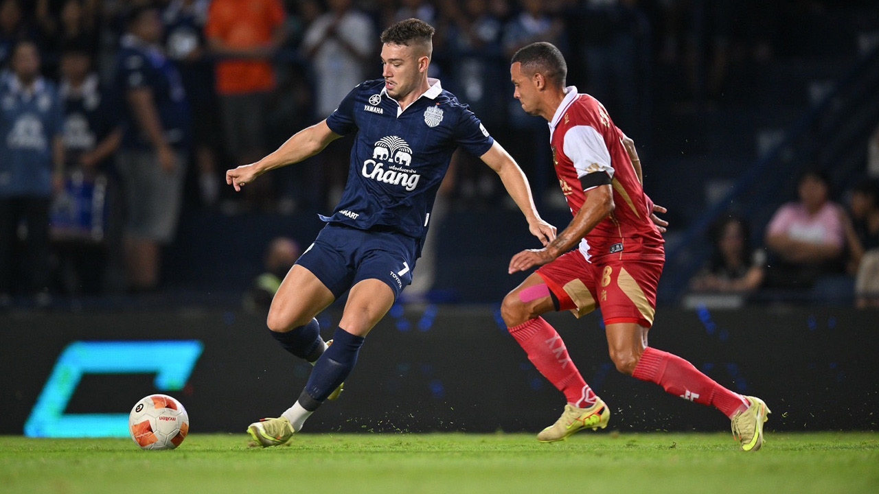 ผลบอลสด "บุรีรัมย์ ยูไนเต็ด" แซงชนะ "พลังกาญจน์ เอฟซี" สิบคน 3-1 ไทยลีก 2025-26