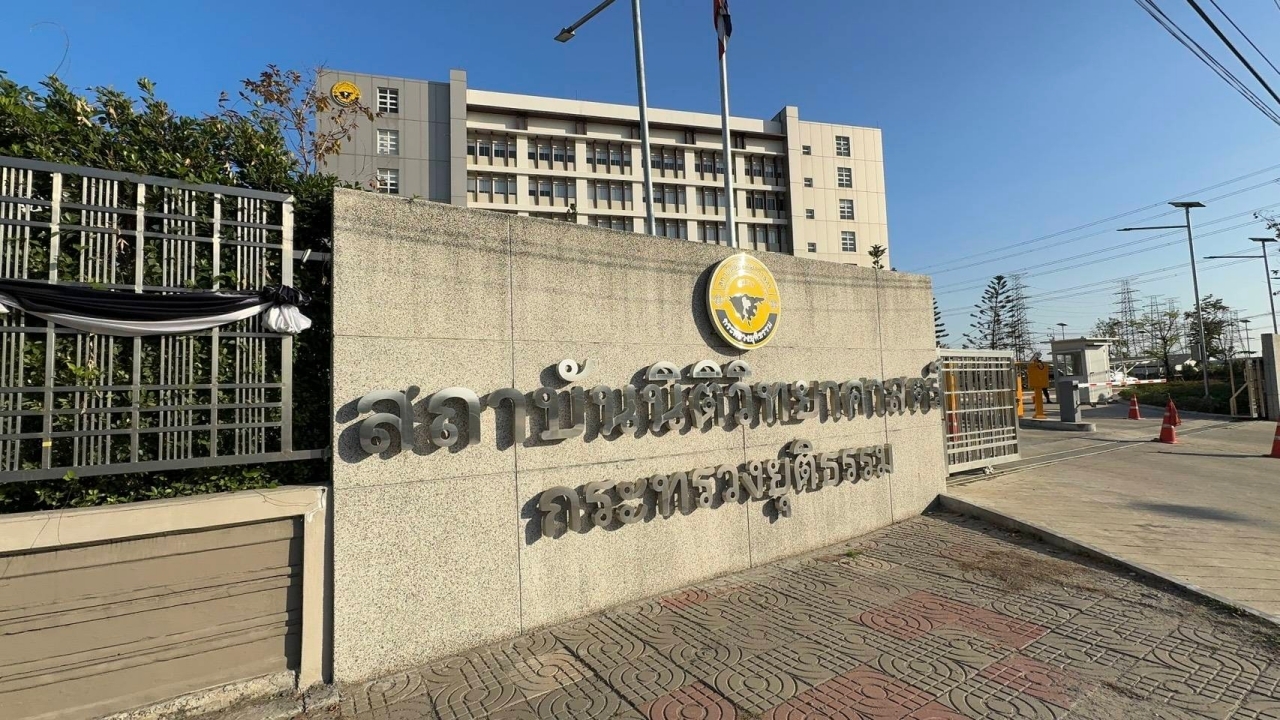 ร่าง “นัทปง” ถึงสถาบันนิติวิทยาศาสตร์ รอตรวจชันสูตรไขปริศนาการเสียชีวิต ปมไซยาไนด์