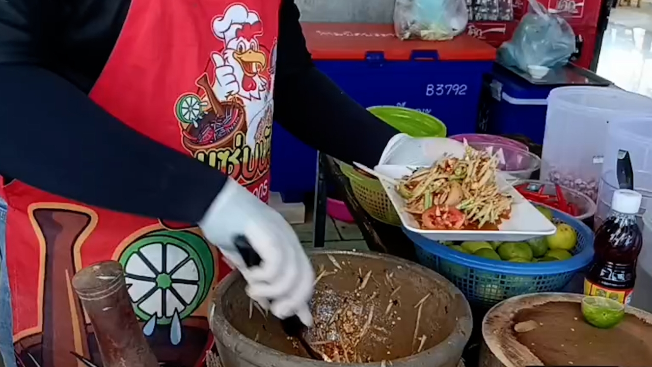 ตำถาดลาบอุดรเจ้าเด็ดช่องจอม ย้ายพิกัดความนัวหนีมาสังขะ จัดน้ำปลาร้า หอมทะลุร้าน อร่อยจนต้องรอคิว