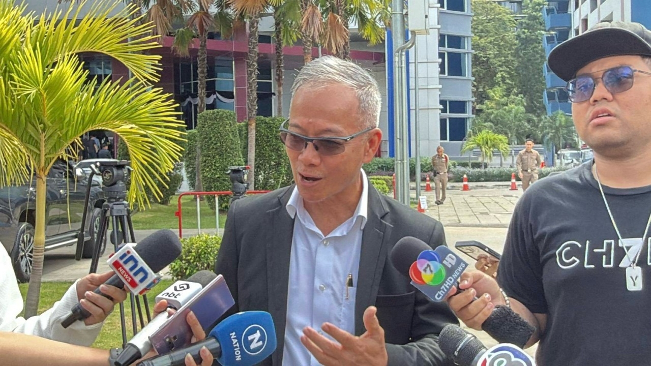 ทนายความ "ไฮโซข้าวโพด" หอบหลักฐานการโอนเงิน 116 ล้านบาท ให้พนักงานสอบสวน