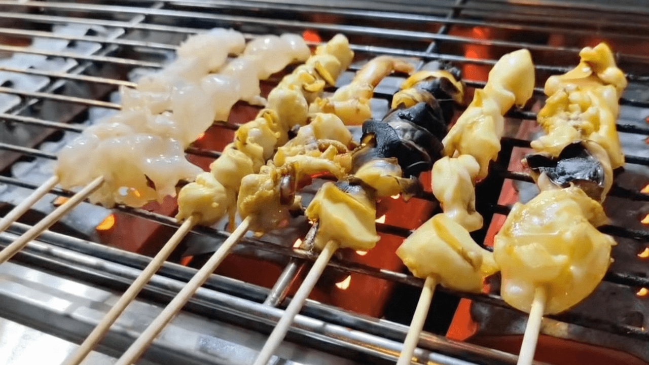 สะดุดตาจนต้องจอด! ใครไม่ย่าง หมึกย่างเว้ย ร้านหมึกย่างไอเดียเด็ดนครนายก ไม้ละ 10 บาท ลูกค้าเพียบ