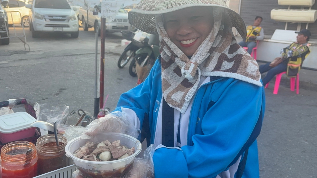 "ก๋วยเตี๋ยวมินิ" รถเข็นสีชมพูคู่ใจชาวตลาดอ่างทอง เสิร์ฟถึงแผง อิ่มจุกในราคา 30 บาท