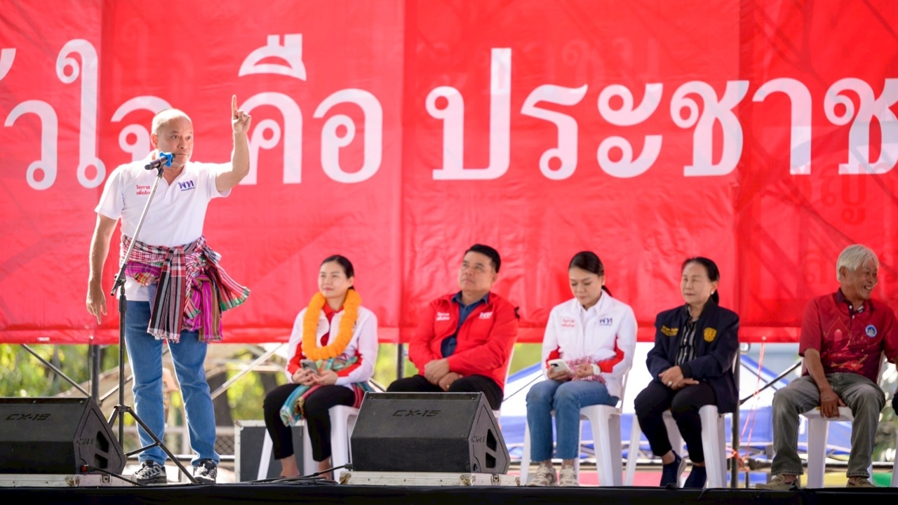 “ณัฐวุฒิ” ยัน เพื่อไทยชั่วโมงนี้ยังไหว เหน็บ “อนุทิน” ยุบสภา จะกลายเป็น นายกฯ หนี