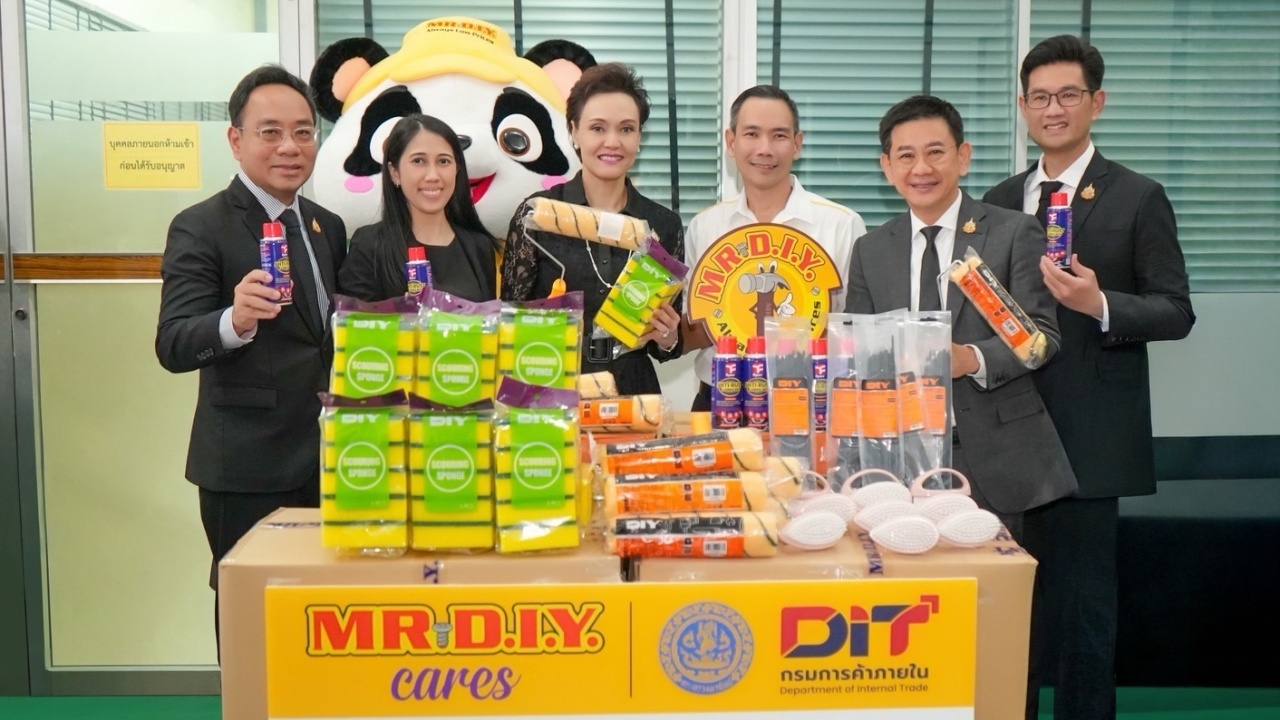 พาณิชย์ ผนึกมิสเตอร์. ดี.ไอ.วาย. มอบอุปกรณ์ทำความสะอาดมูลค่า 1.6 ล้าน เยียวยาน้ำท่วมใต้