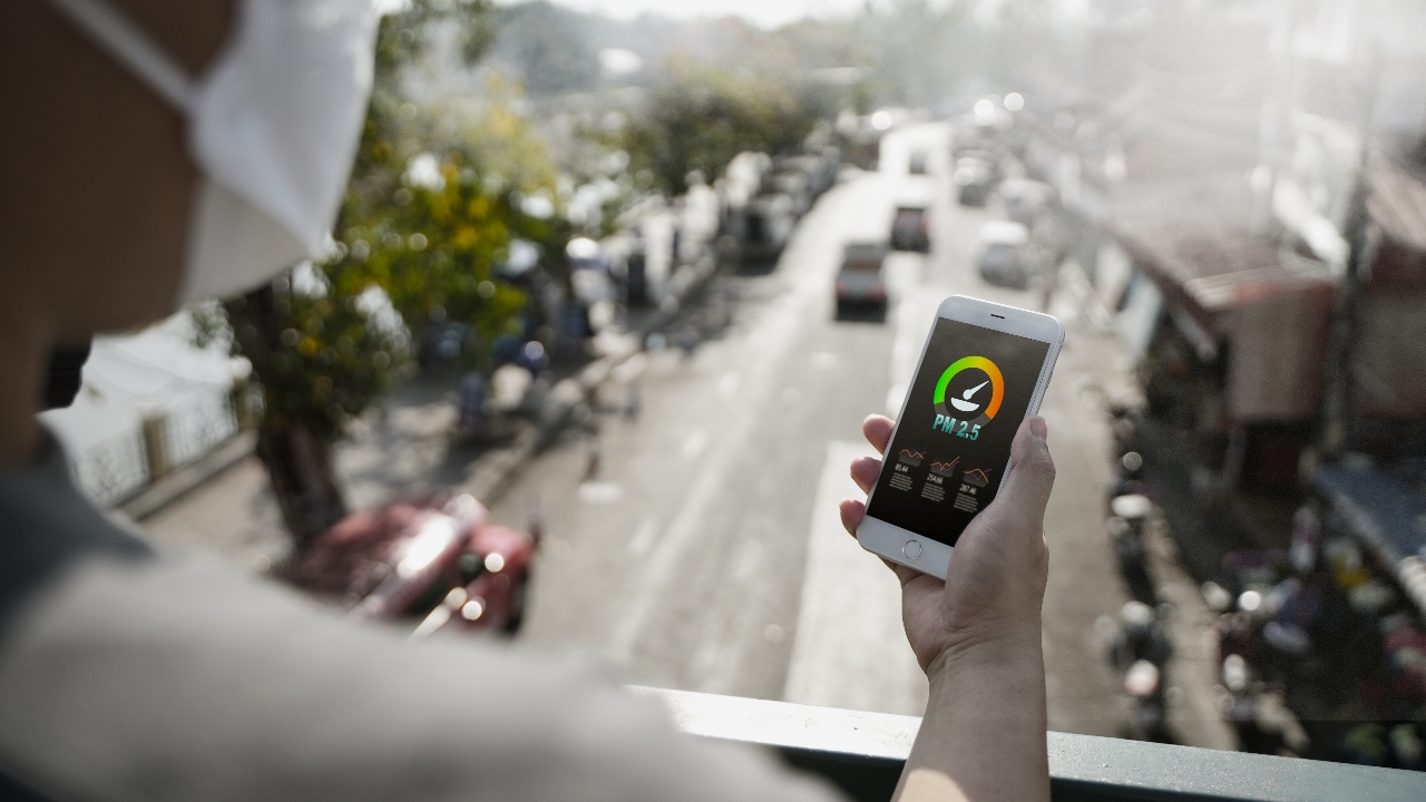 เช็กค่าฝุ่น PM 2.5 เช้าวันนี้ กทม. เกินมาตรฐาน เริ่มกระทบสุขภาพ 20 พื้นที่