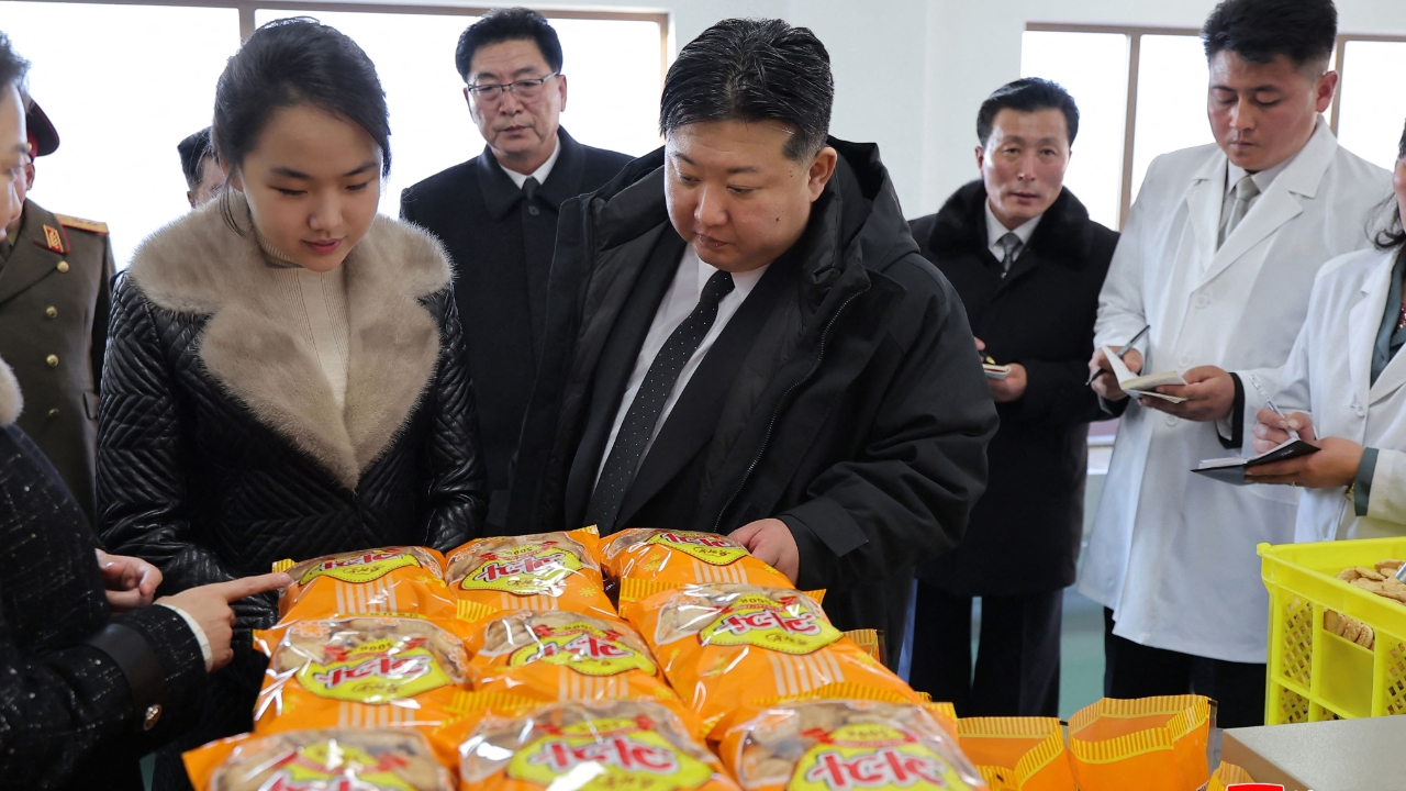"คิม จองอึน" พาบุตรสาวตัดริบบิ้นเปิดโรงงานแห่งใหม่ 2 วันติดกัน หวังเร่งผลักดันแผนพัฒนาภูมิภาค