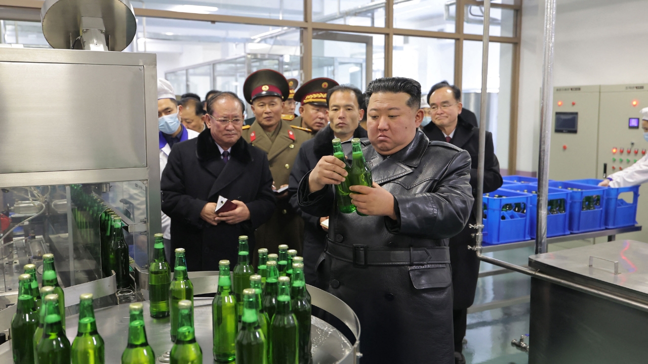 "คิม จองอึน" ร่วมพิธีเปิดโรงงานท้องถิ่นฝั่งตะวันตก ย้ำเดินหน้านโยบายพัฒนา ลดช่องว่างเมือง-ชนบท