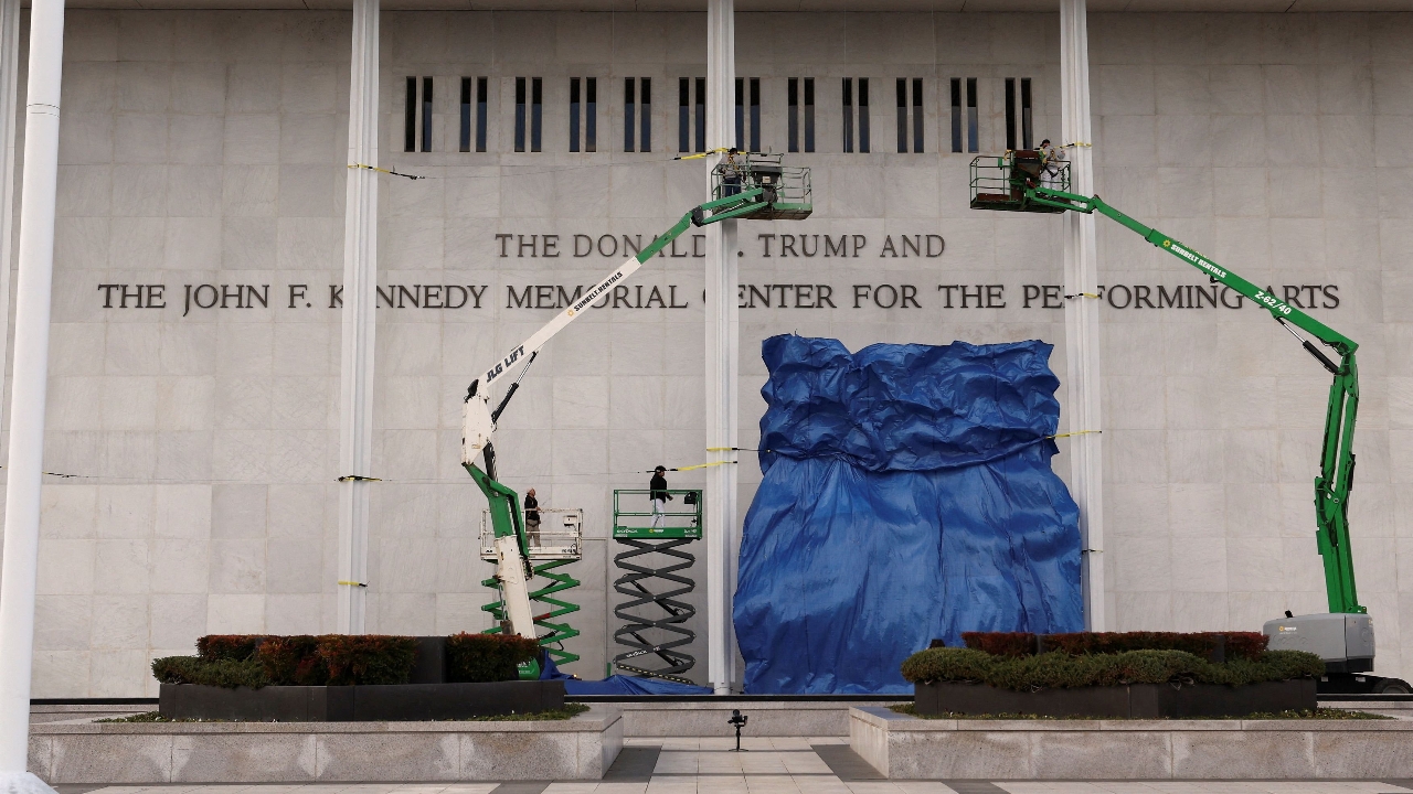 Kennedy Center เพิ่มชื่อ "โดนัลด์ ทรัมป์" บนตัวอาคาร นักประวัติศาสตร์ท้วง ขัดกฎหมาย