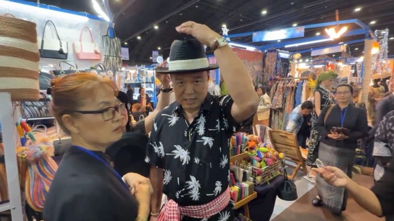 “นายกฯ อนุทิน” ควงภริยา เดินงานโอทอป ชมสินค้า ชิมอาหาร ประชาชนทักทายขอถ่ายรูป