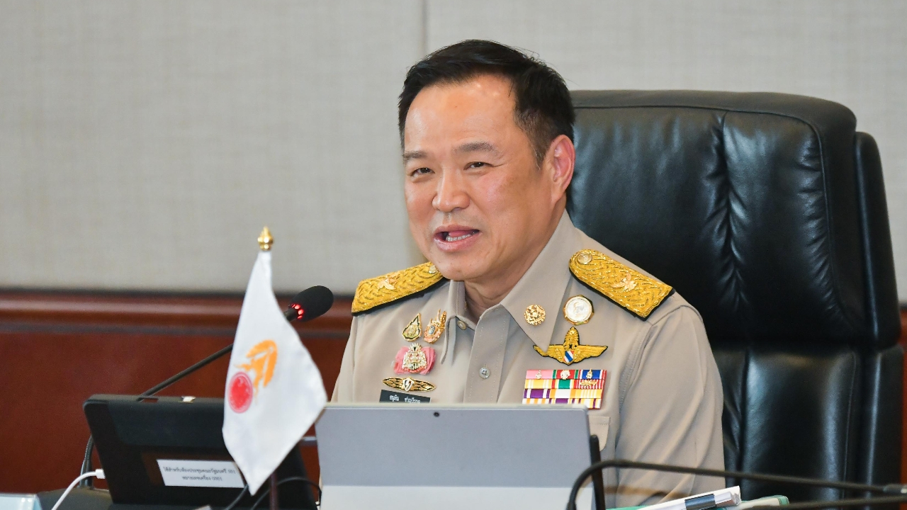 “อนุทิน” นำถก ครม. ยิ้มให้สื่อ หลังถูกถามเรื่องแคนดิเดตนายกฯ