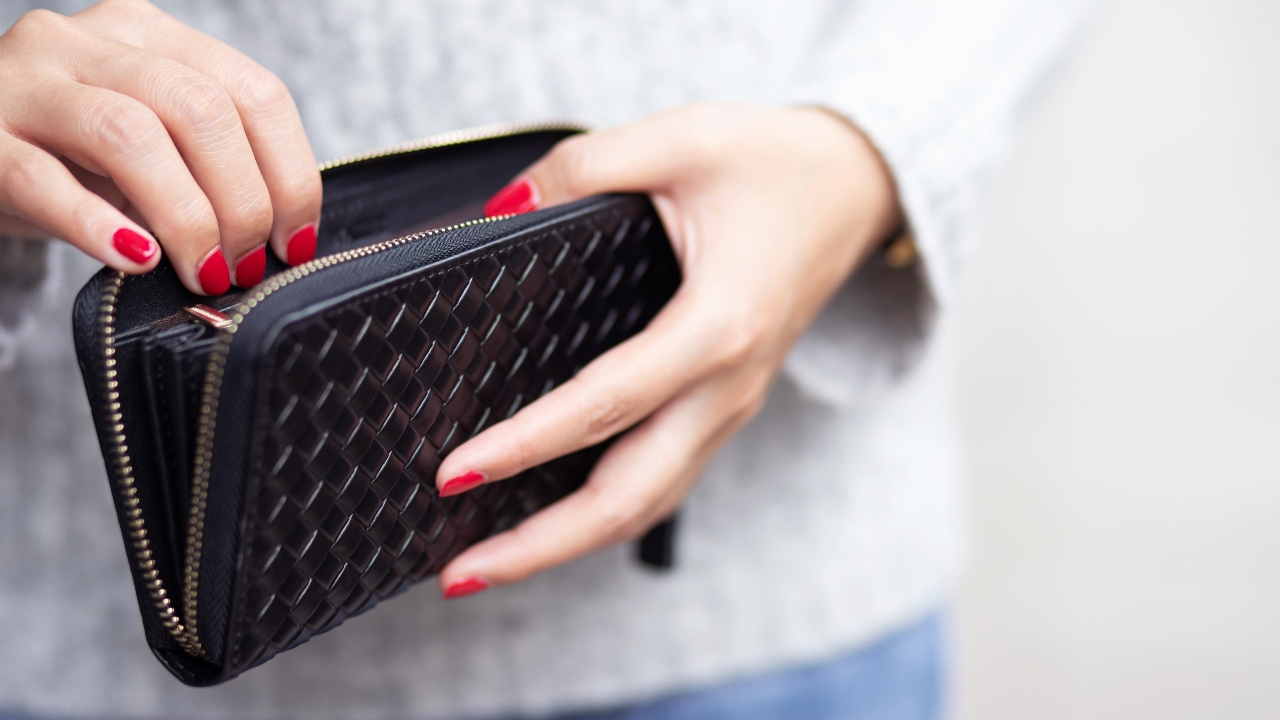 สีกระเป๋าสตางค์ตามวันเกิด 2569 เสริมดวงเฮง เรียกทรัพย์ รับปีมะเมีย