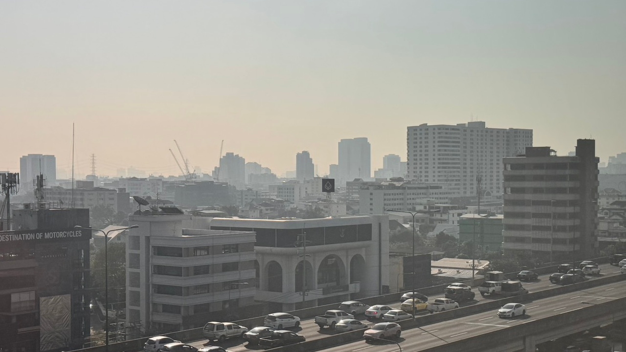 เช้านี้คุณภาพอากาศ กทม. อยู่ในเกณฑ์ปานกลาง ค่าฝุ่น PM 2.5 เกินมาตรฐาน 2 พื้นที่