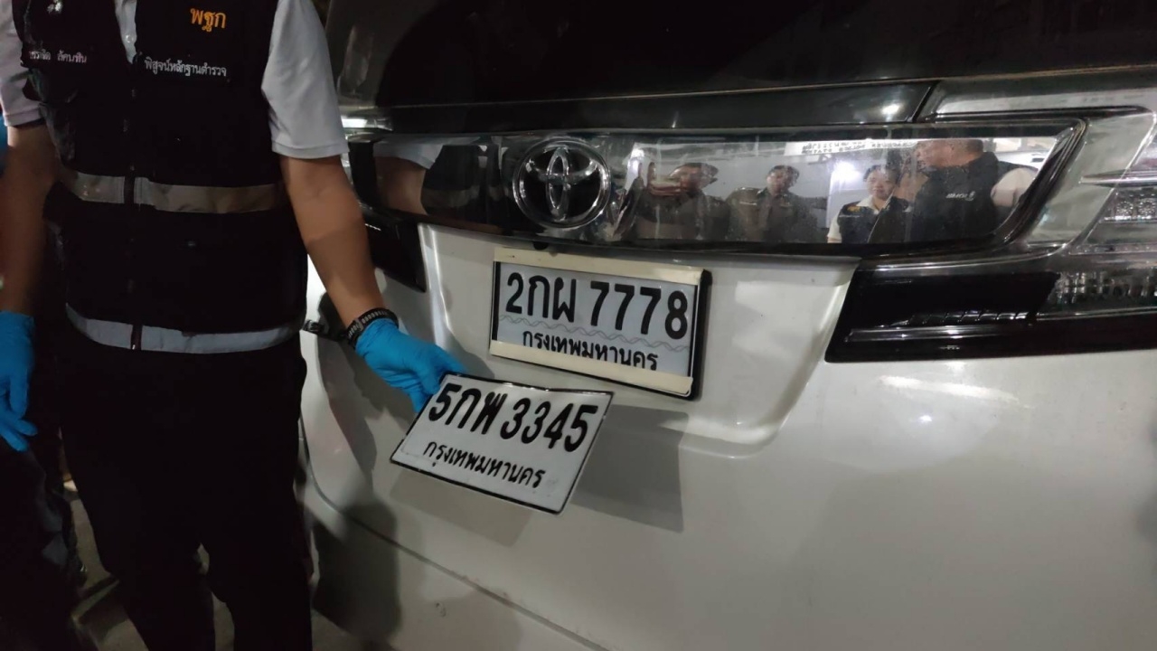 เจ้าหน้าที่ตรวจสอบรถผู้ก่อเหตุ “ยิงบนทางด่วน” พบรถตู้หรูสวมทะเบียนปลอม