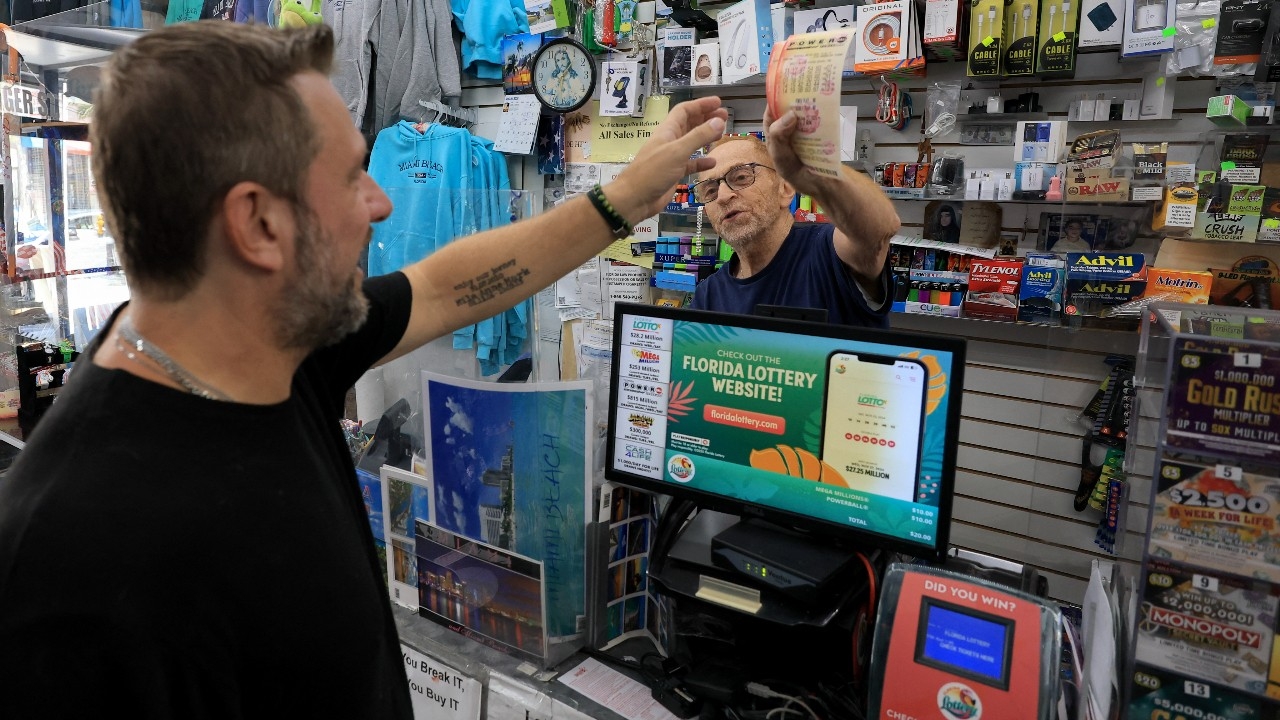 ฮือฮา แจ็กพอตพาวเวอร์บอลสหรัฐฯ เงินรางวัลทบเป็น 1,500 ล้านดอลลาร์ หลังไร้ผู้ถูกรางวัลนานหลายเดือน