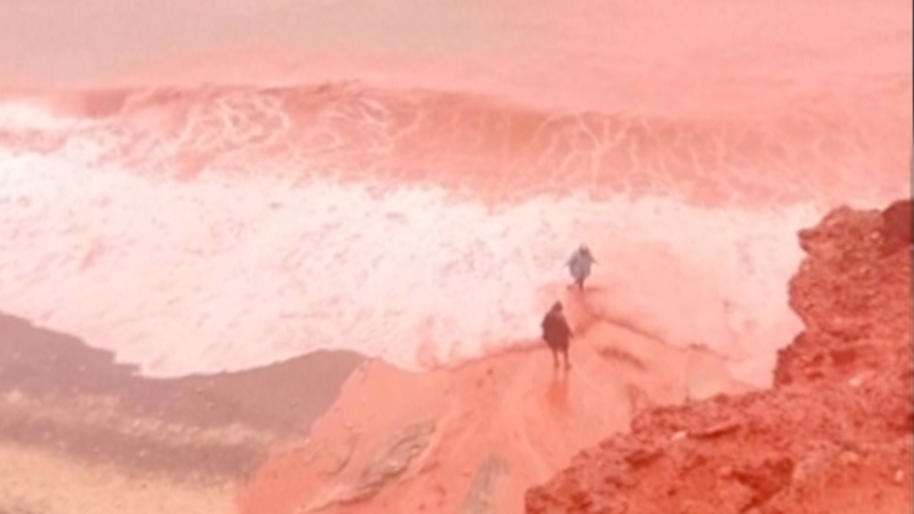 นทท.สะพรึง แห่ชมปรากฎการณ์ธรรมชาติชายหาดสีเลือดในอิหร่าน