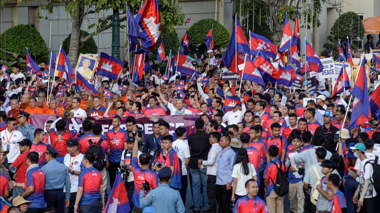สื่อกัมพูชาตีข่าว ประชาชน 3 แสนเดินขบวนเพื่อสันติภาพ หนุนหยุดยิงไทย–กัมพูชา วอนเคารพข้อตกลงสันติ