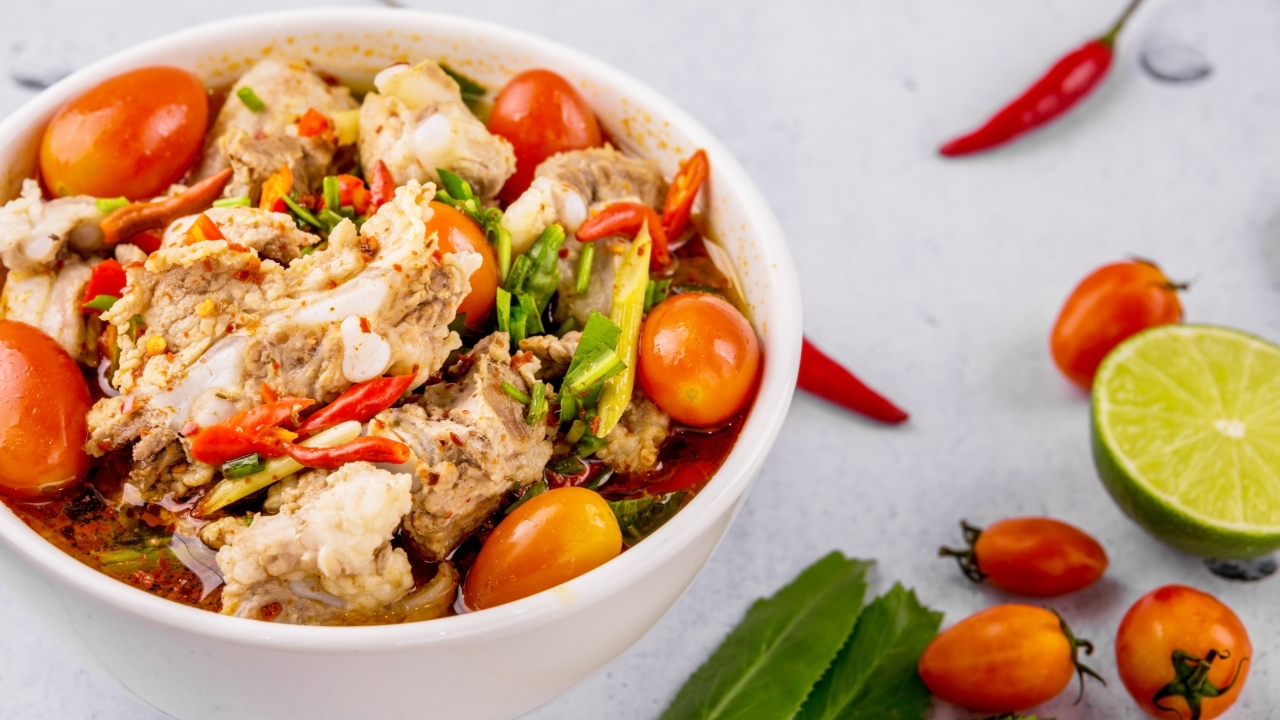 สูตรวิธีทำ "ต้มแซ่บกระดูกหมู" ต้องใส่อะไรบ้าง อร่อยจัดจ้าน แซ่บถึงใจ