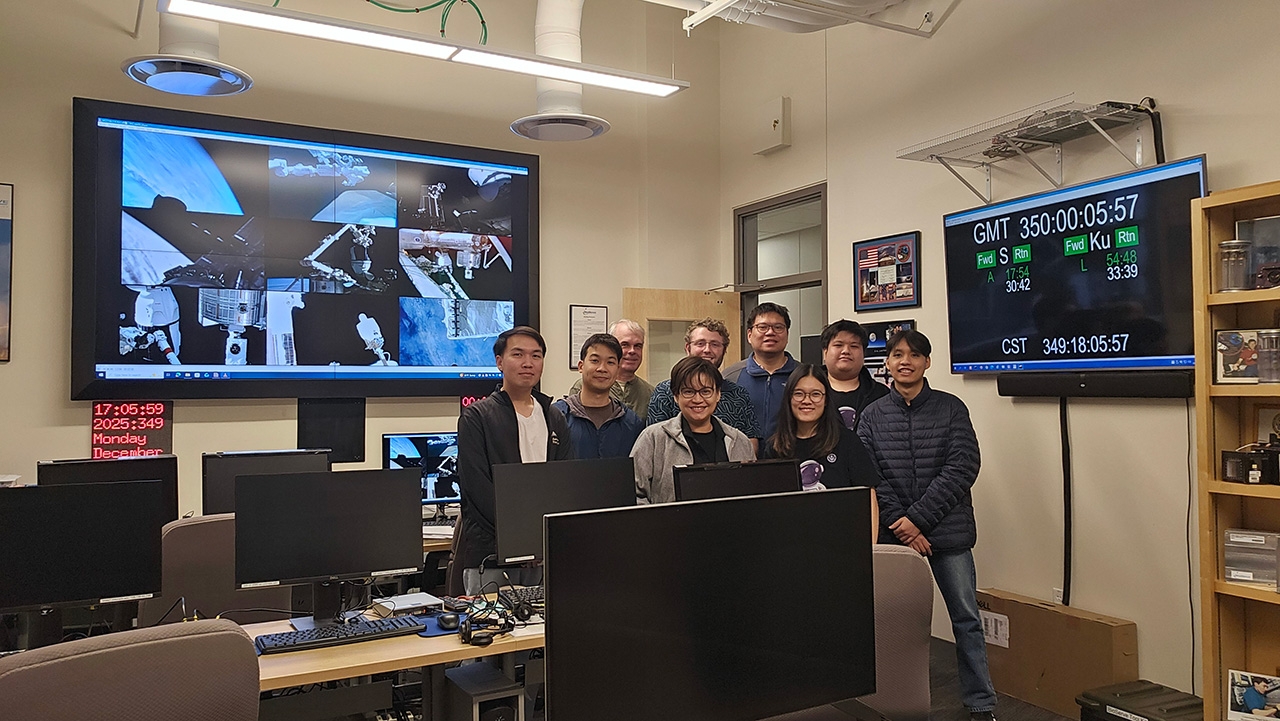 มวิจัยทำงานที่ห้องควบคุมกล้องจุลทรรศน์ KERMIT บน ISS ของบริษัท Bioserve Space Technologies ร่วมกับวิศวกรของบริษัท