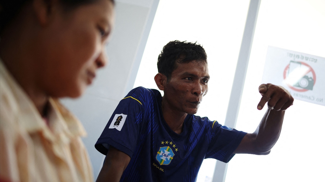 ทหารกัมพูชาใช้สื่อต่างชาติเป็นเครื่องมือ อ้างไทยใช้แก๊สพิษ ทำให้ล้มป่วยจนต้องเข้ารพ.