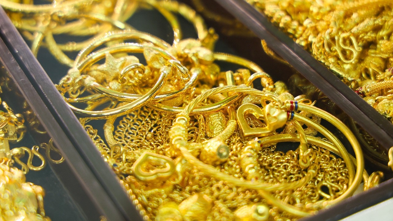 นายกฯสั่งคลัง-พาณิชย์ถกแก้บาทแข็ง ด้านผู้ว่าธปท.เข้มเช็กเงินค้าทอง-ตีกันพวกแอบเก็งกำไร