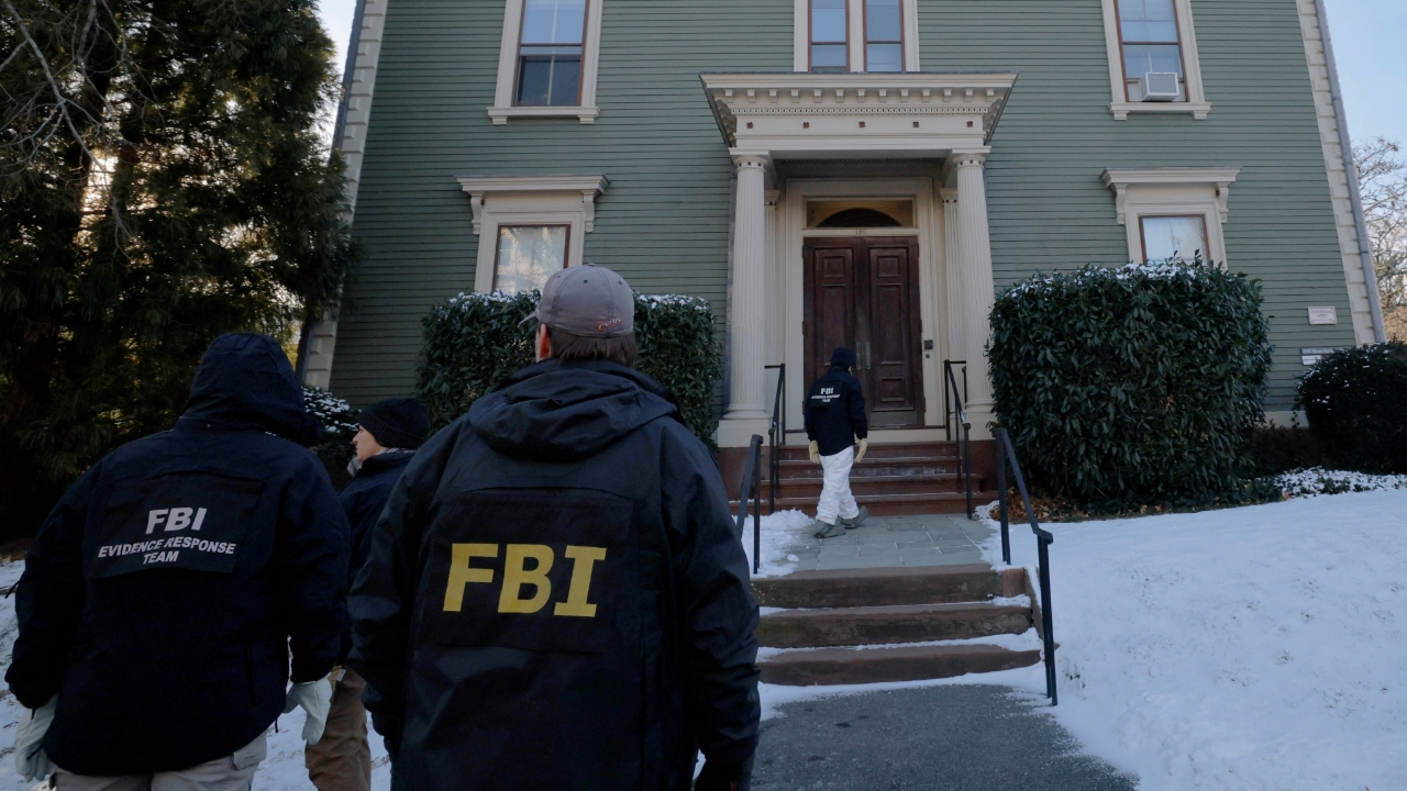 ล่ามือปืนต่อ เหตุกราดยิง ม.บราวน์ หลังผู้ต้องสงสัยถูกปล่อยตัว