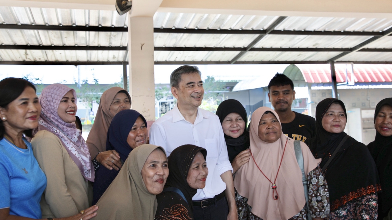 “อภิสิทธิ์” เยี่ยมผู้ประสบภัยชาวหาดใหญ่ จี้รัฐบาลทำต่อคนละครึ่งเฟส 2 พื้นที่น้ำท่วมใต้