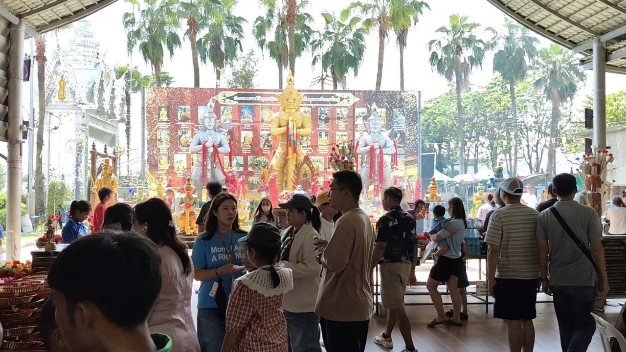 ศรัทธาท้าวเวสฯ วัดดอนใหญ่ นายหน้าแก้บนหลังขายบ้านได้ จุดธูปลุ้นเลขเด็ด 1/11/69