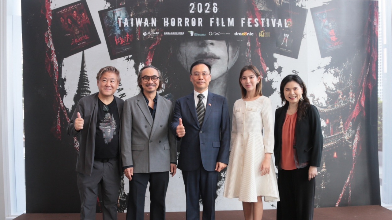 Taiwan Horror Film Festival 2026の会場で、映画祭の看板を背景に参加者5人が並ぶ。